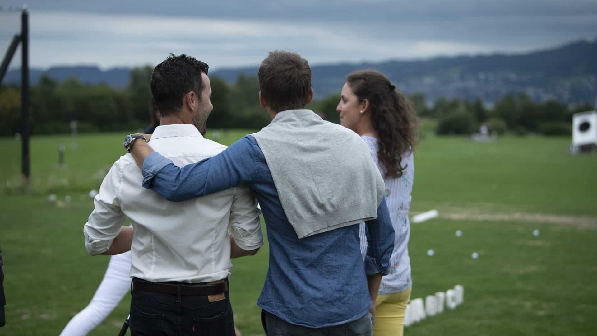 Menschen von Hinten mit Umarmung